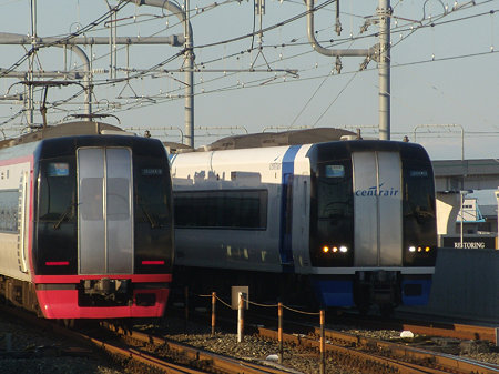 2000系と2200系離合