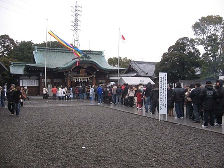 田県神社本堂前の行列