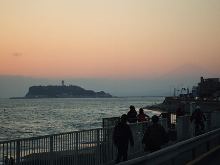 江の島、富士山がかすかに