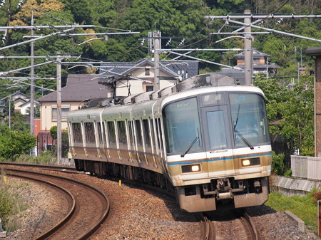 221系下り普通 山陰本線馬堀駅