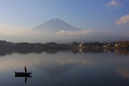 富士山と河口湖　逆さ富士! (＠＾＾＠）　釣り船