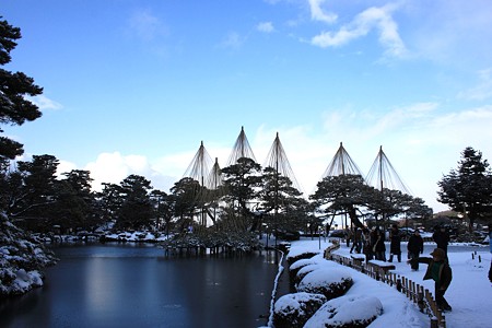 雪の兼六園・唐崎の松