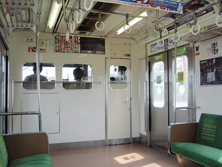 横浜線２０５系の車内