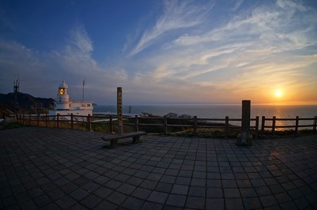 沈む夕日と飛龍崎灯台