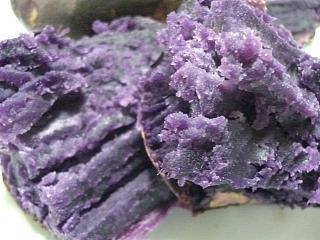 紫いもを焼き芋にしてみた。色鮮やかですっごく甘～い！