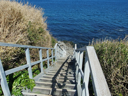 広場から海へ続く階段