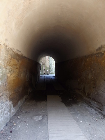 三叉路へ続くトンネル