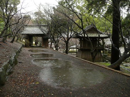 丈六寺 二の門前