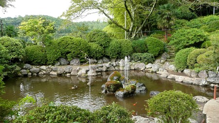 金時神社庭園の池