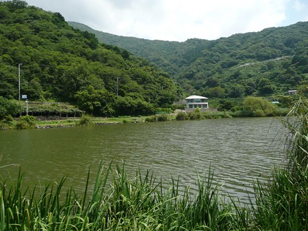 明神池越しに眺める山々