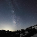 Photos: 残雪の山に銀河立つ