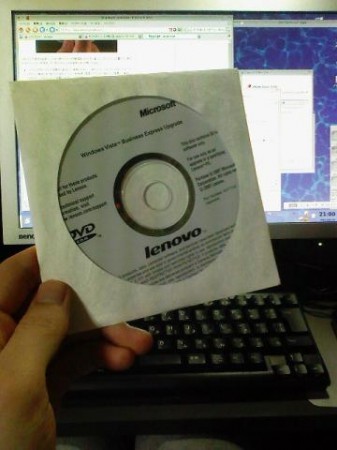 Windows Vista Business Express Upgrade ディスクを液晶モニタの前にかざしてみるの図