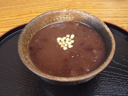 デザートのそば入り白玉ぜんざい　そばと餡子って合いますね（ ＾￢＾）b　そばの実がのってました。