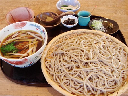 そばは十割なのにつながっていてコシもしっかり、　牡蠣汁はプリップリ大粒の三陸産牡蠣がゴロゴロ入ってました。