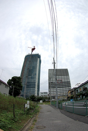 京成押上線の向こうに住宅Ｓ棟(左）と住宅Ｎ棟（右）