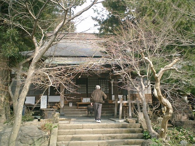 写真: 03）鎌倉「覚園寺」。本堂。境内奥は6月まで工事中。