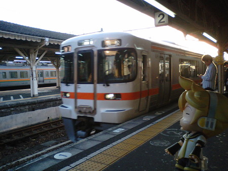 ■沼津 5:39 → 浜松 8:03 727M 普通