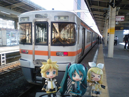 浜松駅に到着、豊橋行きに乗り換えです。 ■浜松 8:10 → 豊橋 8:45...