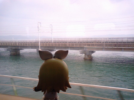 弁天島→新居町間。 リン:「浜ニャ湖渡るぉー♪ ウナギちゃんのふ...