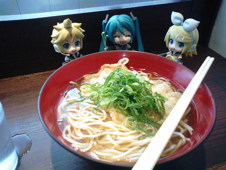 姫路駅に来たら、食べずにはしられない名物駅そばで昼食♪ リン:「...