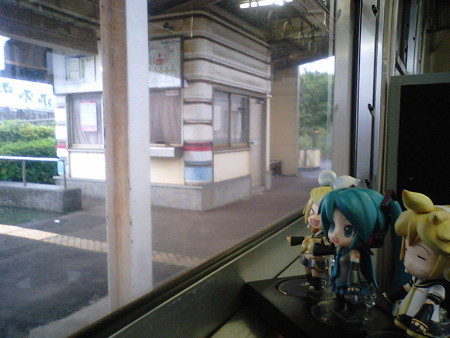運動公園駅に停車。 リン:「さあ運動しに行きましょう!!」 ミク:...