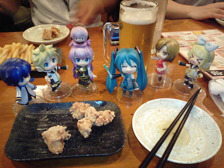 みんなで居酒屋なうー♪♪ めー:「さあさあ飲んで飲んで!!」 ミク...