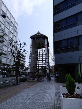 06_千代県庁口のまだ建設中の飾り山140624