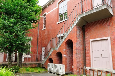 工学部土木工学教室本館裏側