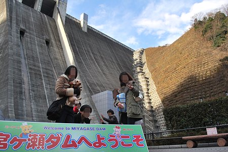 ダムの前で記念撮影
