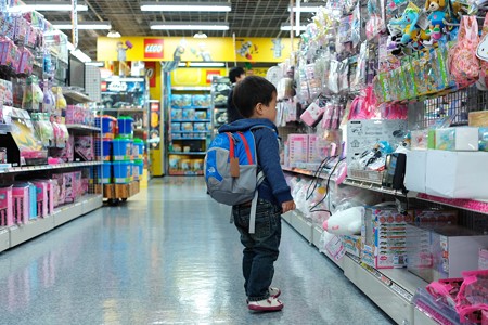 2014.04.18　横浜　家電量販店　おもちゃ売り場　立ち尽くす王子
