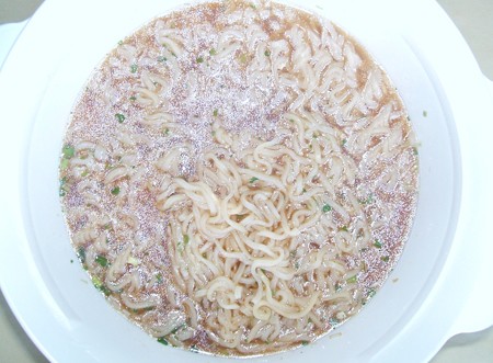 電子レンジでラーメン 粉末スープを入れる