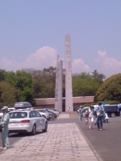横浜市戦没者慰霊塔(4月26日)