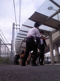 チラシ配布(4月28日、角田晶生)