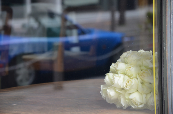 バラの花束とマリナーブルーのロードスター
