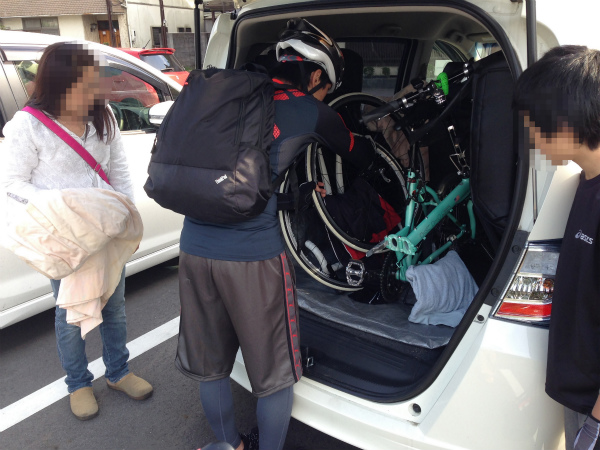 再び車に自転車を積み込む