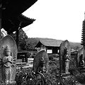 十三重石宝塔と観音石仏